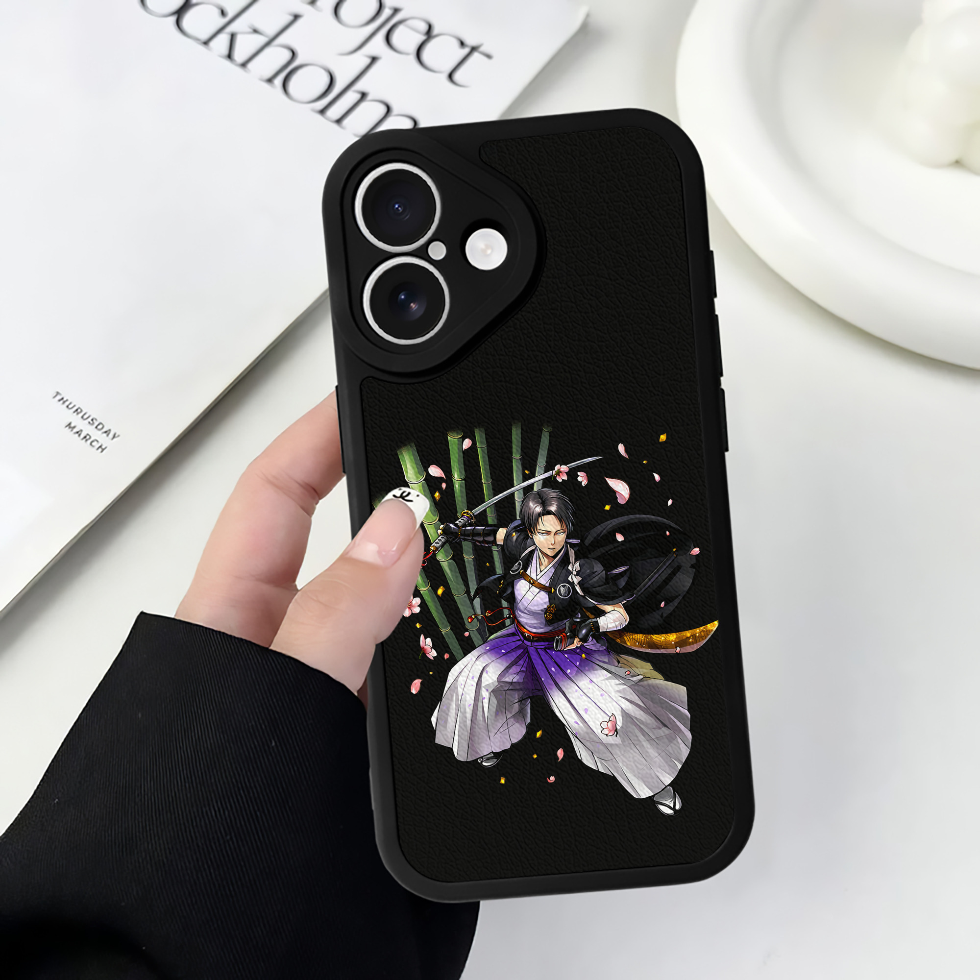 （画像用） 進撃の巨人 リヴァイ·アッカーマン Attack on Titan Levi Ackerman 【iPhone 16シリーズ対応】シリコンスマホケース（レザー調） 材質：シリコン